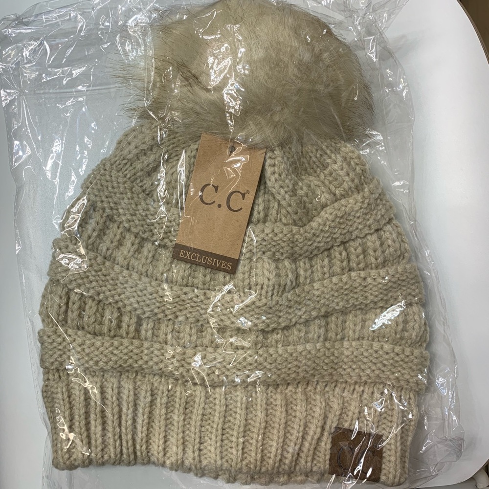 Beanie hat with pom